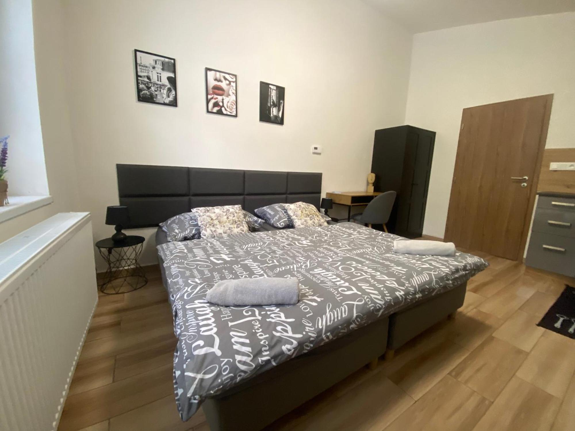 Cerna Ruze - Apartman 7 Plzeň Exterior foto